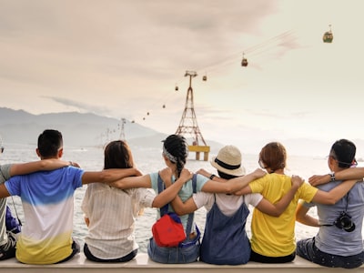 玩家部落社区互动广场 - 球迷交流与讨论场景