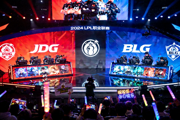 英雄联盟电竞比赛直播现场 - 职业战队对决画面